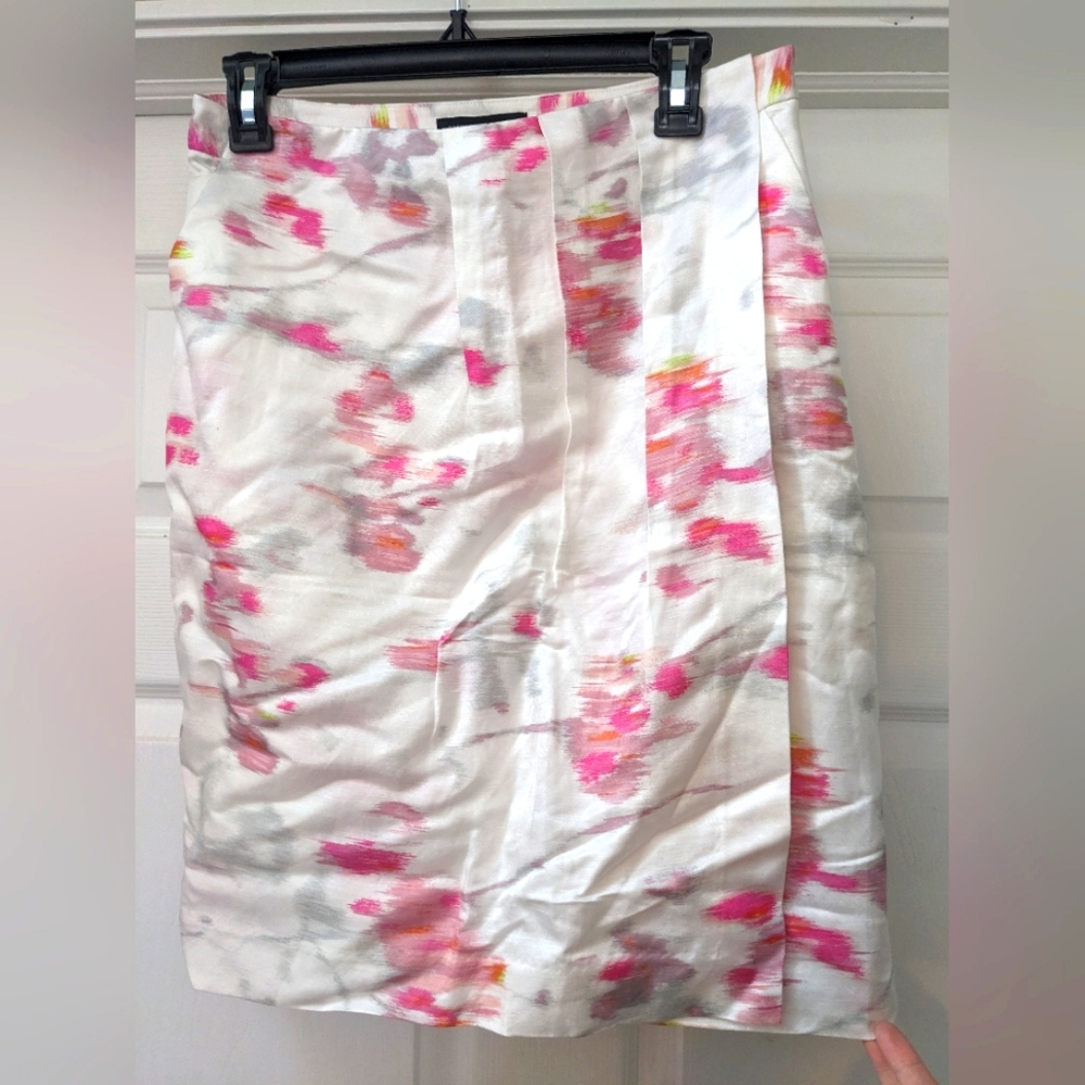 Banana Republic Knee-length Zipper Skirt Size 6 White Pattern with Pockets